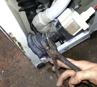 Disconnect the drain hose clamp.